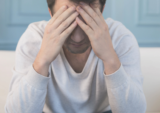 мужчина закрыл лицо руками